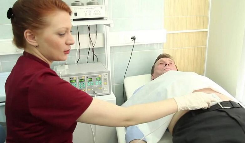 Medikuak pazientea aztertzen du prostatitisa diagnostikatzeko